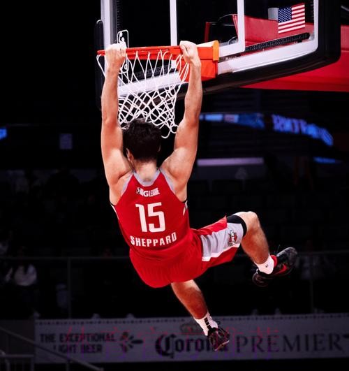 杜兰特长传送助攻 谢泼德飞身双手扣篮